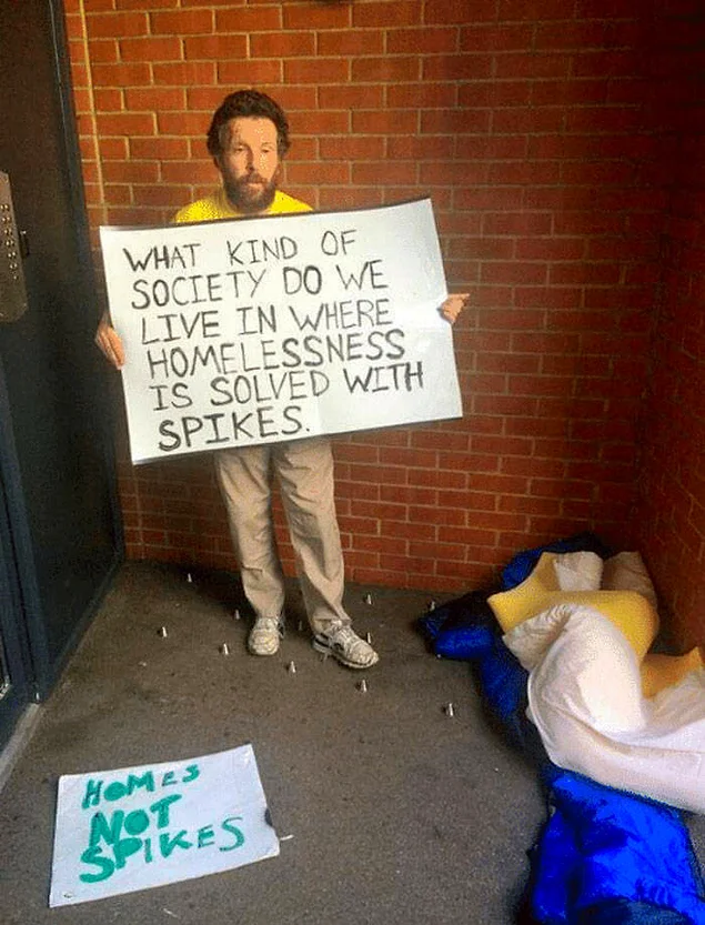 "Что это за общество, в котором мы живем, где с бездомными борятся при помощи штыков?"