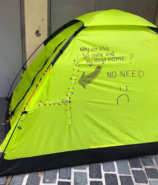 Нужно быть абсолютно жестоким человеком, чтобы сотворить такое с палаткой бездомного: