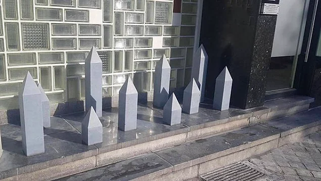 Страшно представить, если кто-то случайно упадет на эти скульптуры, призванные защитить место от сна бездомных:
