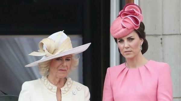 Yazarın söylediğine göre Kate Middleton'ın 'soylu' olmamasını, yani halktan biri olmasını hep sorun etmiş.