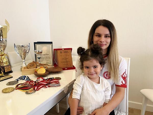 2. 2016 Paralimpik Oyunları’nda altın madalya kazanan Goalball Milli Takım oyuncumuz Gülşah Düzgün, hem bir anne hem de hayallerinden vazgeçmeyen azimli bir kadın.