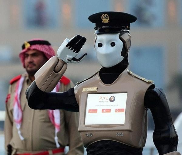 11. Dubai sokaklarında güvenli bir şekilde dolaşabilirsiniz çünkü robot polisler hırsızlara göz açtırmaz!