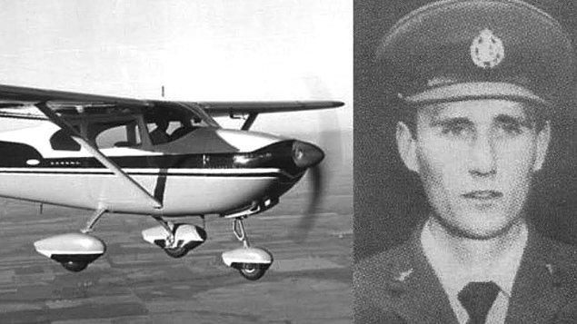 Frederick Valentich yaklaşık 150 saatlik uçuş tecrübesi olan bir pilottu. Birkaç defa Avustralya Kraliyet Havayolları'na başvurmuş fakat eğitim seviyesinin yetersizliği gerekçesiyle reddedilmişti.