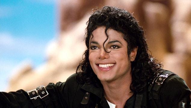 4. Dünyaca ünlü şarkıcı Michael Jackson'ın 2009 yılındaki ölümü de pek çok komplo teorisini beraberinde getirdi.