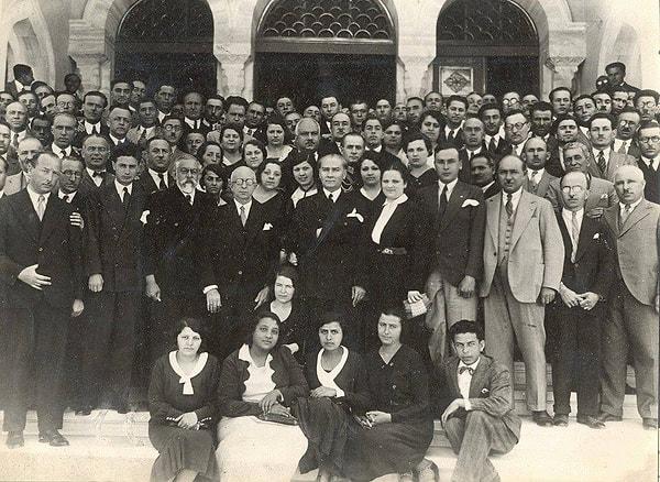1937 - İkinci Türk Tarih Kurultayı, Dolmabahçe Sarayı'nda toplandı.