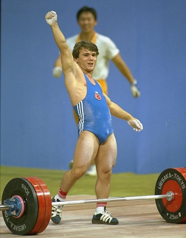 1988 - Naim Süleymanoğlu, Seul Olimpiyat Oyunlarında halter dalında 6 dünya rekoru kırdı.