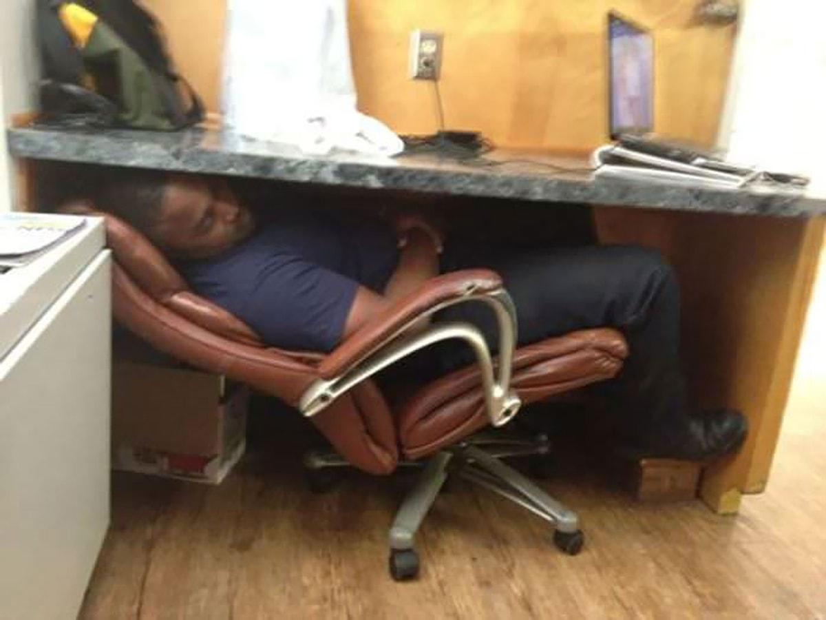 Картинки спящие на работе. Человек под столом.