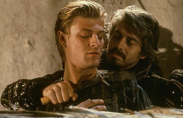 20. 1986 yılında, 'Carvaggio' filminde boğazı kesildi.
