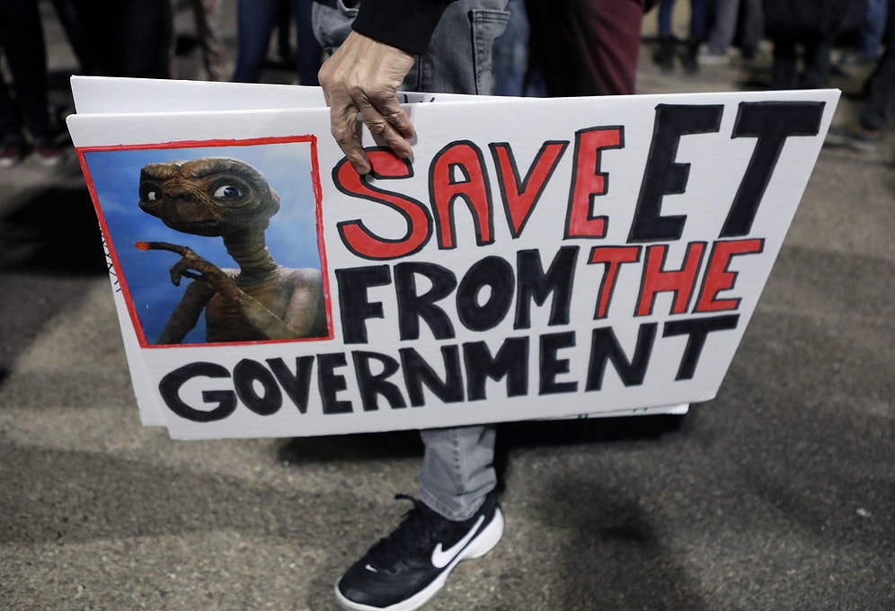 ABD'de Asparagas 'Uzaylılar' Çağrısına İnanan Yüzlerce Kişi, 51. Bölge'ye Akın Etti