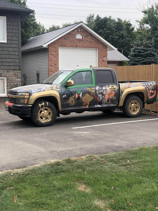 5. Надпись "Привет" на колесе слишком проста для такого дизайна