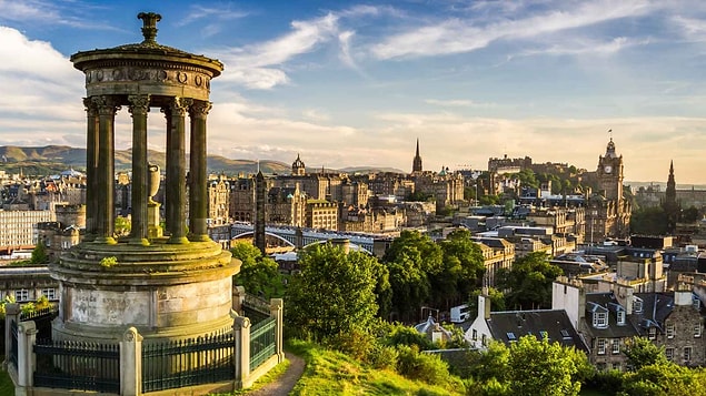 9. Kasvetli ama bir yandan da insanı kendine çeken atmosferiyle Edinburgh'un adını anarken 'edinburg' diyoruz.
