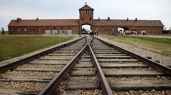 1942 - Naziler, Auschwitz'te gazla öldürme katliamlarına başladı.