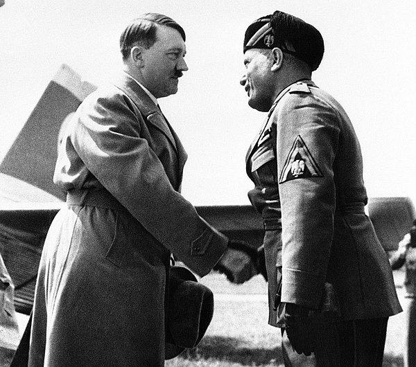 1937 - Mussolini ve Hitler, Berlin Olimpiyat Stadyumu'nda bir milyonu aşkın insanın katıldığı bir gösteride birlikte konuşarak gövde gösterisi yaptı.