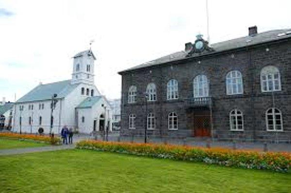 14. Dünyanın en eski aktif parlamentosu olan İzlanda Parlamentosu, 930 yılında kurulmuştur.