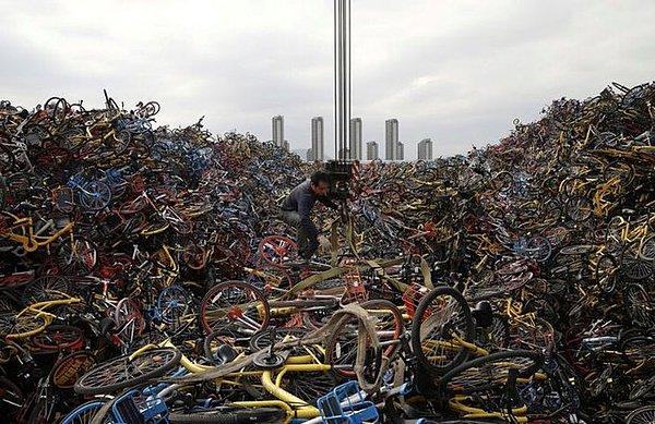 Yani çooook uzaktan baktığınızda hoş bir tabloyu andıran bu görsel, ne yazık ki hurdaya çıkmış bir sürü bisiklete ait. Çin'in nüfusunu göz önünde bulunduracak olursak, buraya atılmış bisikletlerin sayısının dehşet boyutlarda olduğunu tahmin etmek zor değil.