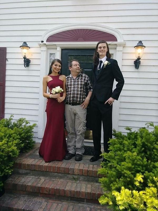 10. "Kız arkadaşım ve babası ile balo fotoğrafımız."