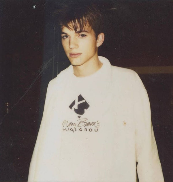 19-летний Эштон Кутчер во время работы моделью в Париже