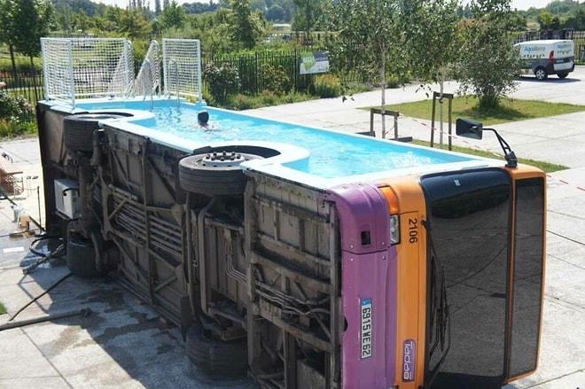 Otobüsü Yan Yatırarak Yüzme Havuzuna Dönüştüren Sanatçı!