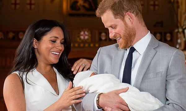 Tabii çiftimiz kraliyet ailesine mensup olduğu için düğünden sonra hemen bir bebek beklentisi oluştu. Ve nihayet geçtiğimiz Mayıs ayında Meghan Markle ve Prens Harry, oğulları Archie'yi kucaklarına aldı.
