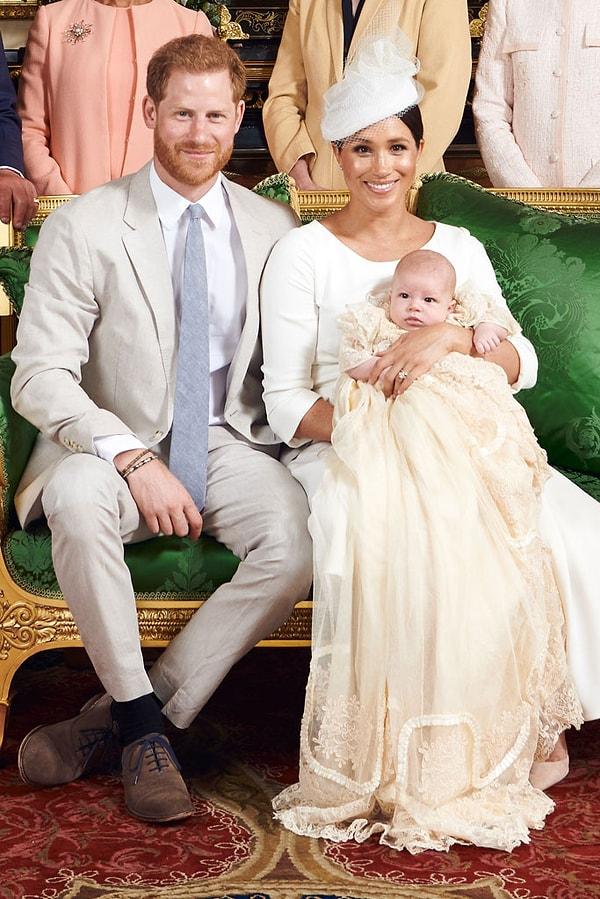 Herkesin merakla beklediği Archie, vaftiz töreninde kraliyet ailesinin klasik vaftiz kıyafeti içerisinde işte böyle görüntülenmişti.