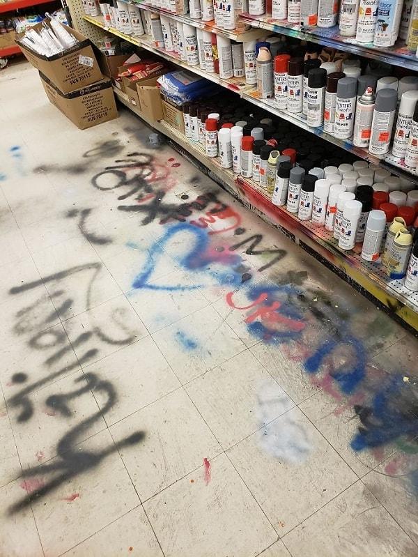 9. "İnsanlar sprey boyaları dükkanın zemininde test ediyor."