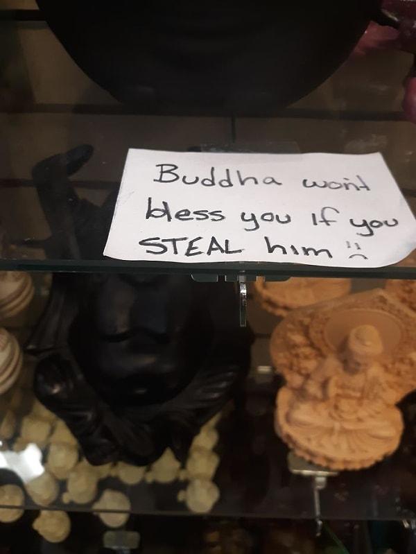 26. "İnsanlar dükkanımdan küçük Buda figürleri çaldığı için onlara 'Eğer çalarsan Buda seni koruyamaz :(' yazılı bir not bıraktım."