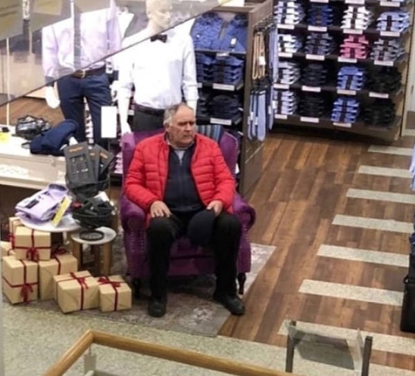 7. Нет ничего лучше магазинов, которые заботятся о мужчинах и ставят такие кресла там