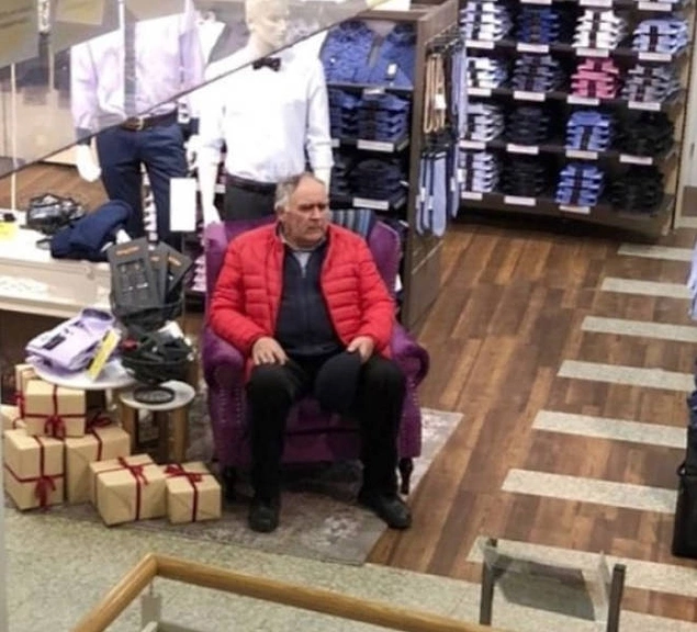 Нет ничего лучше магазинов, которые заботятся о мужчинах и ставят такие кресла там
