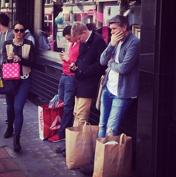 Как выглядит боль и отчаяние или фотографии мужчин на шоппинге :)