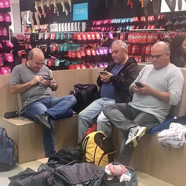 Как выглядит боль и отчаяние или фотографии мужчин на шоппинге :)