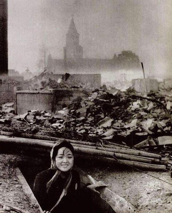 11. Nagasaki'de atom bombasından sağ kalan bir kadın, 1945.