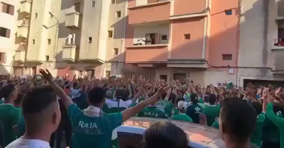 Kanser Tedavisi Yüzünden Takımının Maçını İlk Defa Kaçıran Taraftarın Evinin Önüne Gelen Binlerce Taraftar