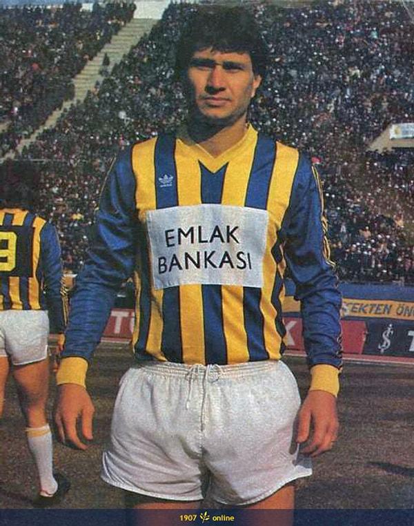 Galatasaraylı Bahri Altıntabak, Fenerbahçeli Şeref Has ile Nezihi Tosuncuk, rekabet tarihinde hem kendi kalesine hem de rakip kaleye gol atan oyuncular oldu.