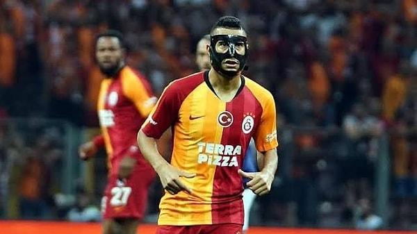 Galatasaray'ın Kasımpaşa ile yaptığı karşılaşmada yüzüne darbe alan ve çenesi kırılan Belhanda, derbi mücadelesinde maskeyle görev yaptı.