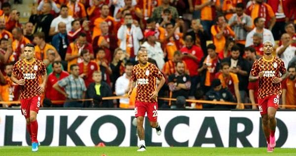 Derbi maç öncesi Galatasaraylı oyuncuların sahaya çıkışı sırasında stat hoparlörlerinden Şampiyonlar Ligi marşı çalındı.