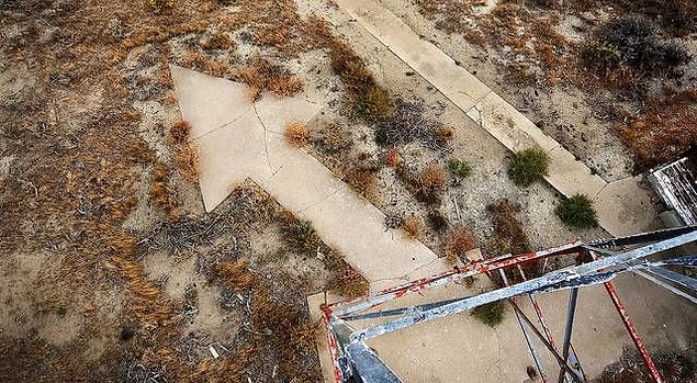 8. New Yok ile San Francisco arasında her 16 kilometrede bir betondan oklar bulunur. Bu oklar eskiden posta pilotlarının yollarını bulması için kullanılıyordu.