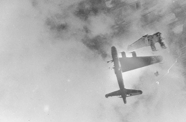 4. Avrupa semalarında 100.000’den fazla müttefik bombacı mürettebatı öldürüldü.