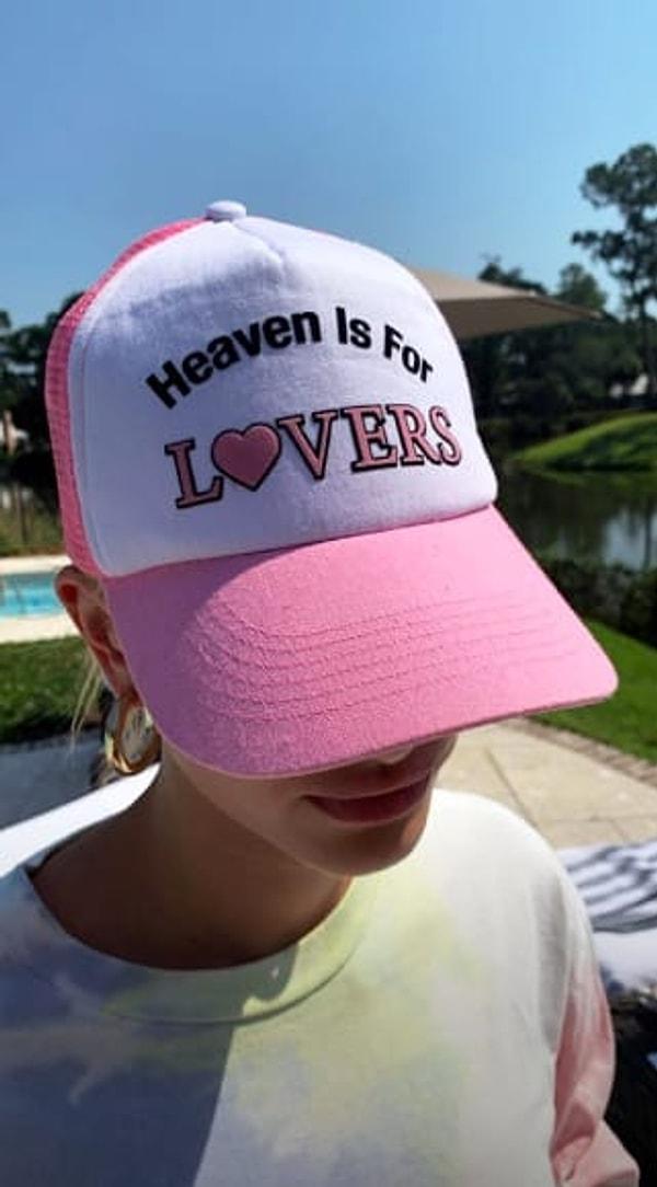 7. Bu arada Hailey düğünden önce üzerinde "Aşıklar için cennet" yazan bir şapka takıyordu.