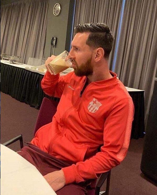 9. Konfeksiyonda bardaktan kahve içen Messi.