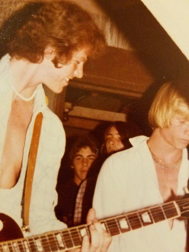 12. Liseye Guns N' Roses üyeleri Axl Rose ve Izzy Stradlin ile birlikte giden şanslı bir adam, o dönemden bir fotoğraf paylaştı.
