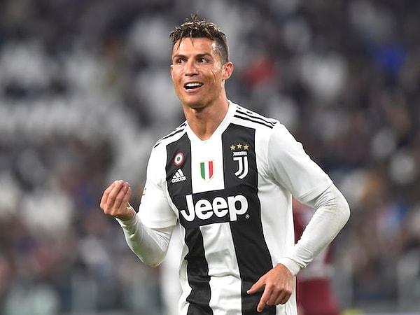 İtalya Serie A takımlarından Juventus'un 34 yaşındaki futbolcusu Cristiano Ronaldo, ilerleyen yaşına rağmen fizik-kondisyon açısından birçok gence taş çıkartmaya devam ediyor.