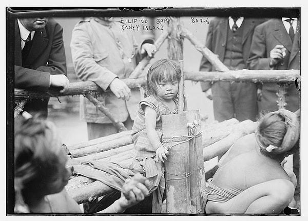 1. 1906 yılında New York'ta bir insan 'hayvanat bahçesinde' Filipinli bir bebek ve ailesi.