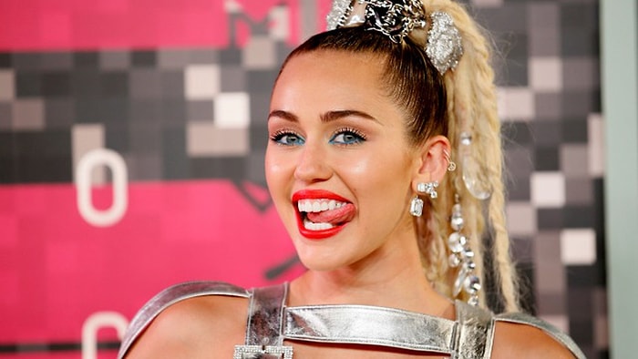 Майли Сайрус застали за поцелуем с певцом Коди Симпсоном