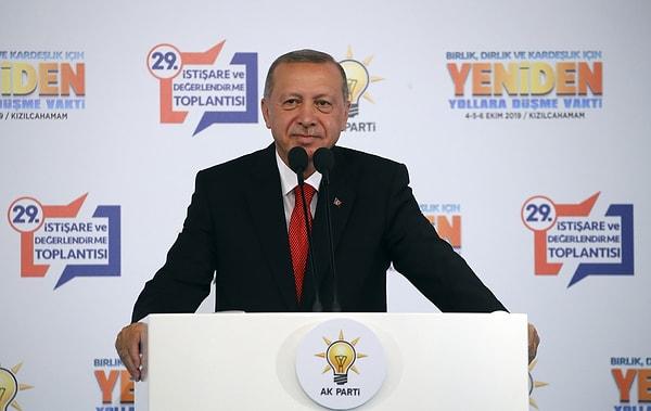 Bu esnada protokolde oturan Milli savunma Bakanı Hulusi Akar'ın kürsüye seslenerek Cumhurbaşkanı Erdoğan'ı uyardığı görüldü.