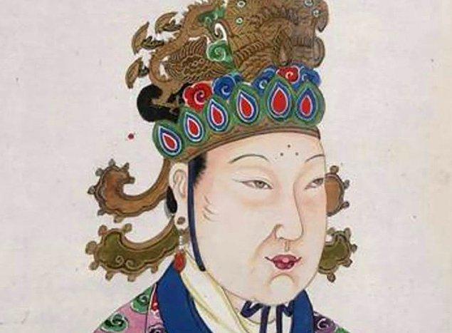 13. Çin İmparatoriçesi Wu Zetian ziyarete gelen bütün erkeklerin ona oral seks yapmasını zorunlu kılan bir yasa çıkardı.