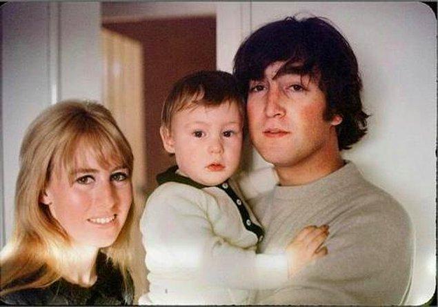 Lennon, annesinin anısına ilk eşi Cynthia Powell’dan doğacak oğluna Julian ismini verdi. Ve annesi için 'Julia' şarkısını yazdı.