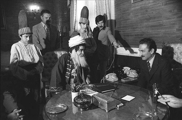 Bülent Ecevit’i, Nasreddin Hoca kostümüyle makamında ziyaret eden Levent Kırca, 1977