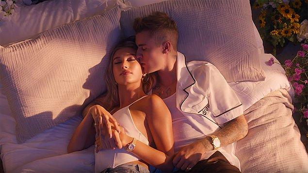 Yeni single'ın video klibinde şarkıcılar ve eşleri yer alıyor. 25 yaşındaki Biebet ve 22 yaşındaki eşi Baldwin çiçeklerle donatılmış bir yatakta yatıyorlar.
