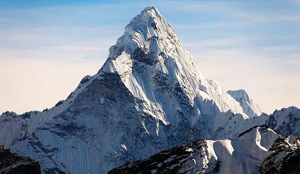 2005 - Çin, Everest tepesinin yüksekliğinin 8.848,43 m. olduğunu resmi olarak açıkladı.