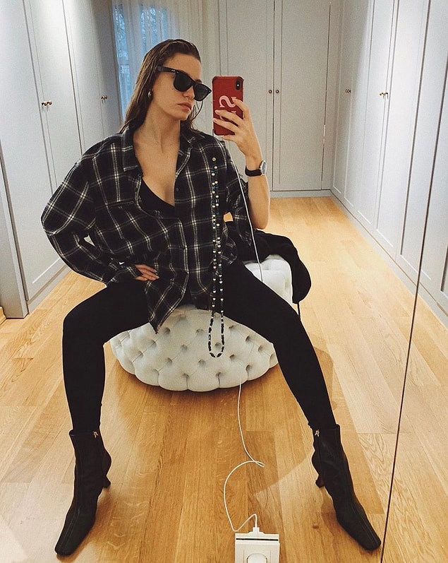 1. Evinden fotoğraf paylaşan Serenay Sarıkaya, ayakkabılarından dolayı yorum yağmuruna tutuldu.